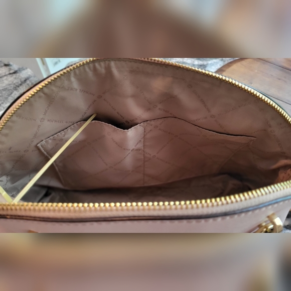 🏖️ MICHAEL KORS Domed Top Purse - Picture 4 of 6